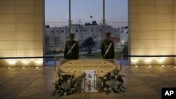 Anggota Pengawal Presiden berjaga di sekitar makam mendiang Presiden Palestina Yasser Arafat di Ramallah (Foto: dok).