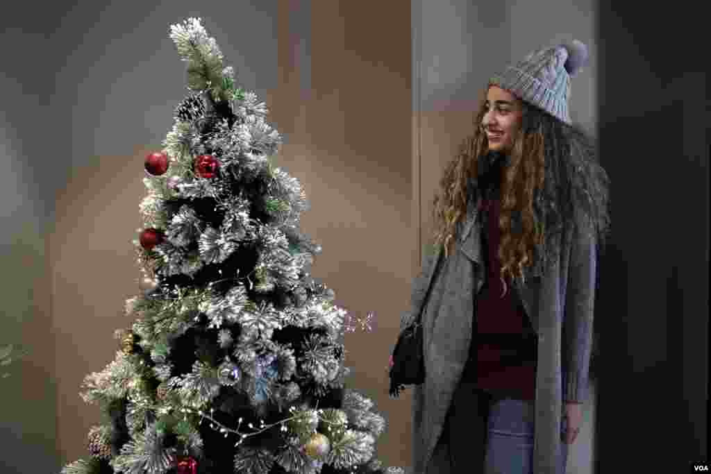 &quot;I used to celebrate Christmas with my coworkers, so this year I set up a tree at home for my family, and we gave gifts to each other,&quot; says Alaa Saeed, a writer from a Muslim family, in Cairo, Jan. 4, 2022. (H. Elrasam/VOA) 