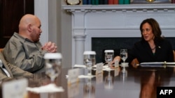 La vicepresidenta de EEUU, Kamala Harris, conversa con el rapero Fat Joe durante un encuentro en la Casa Blanca, el 15 de marzo de 2024.