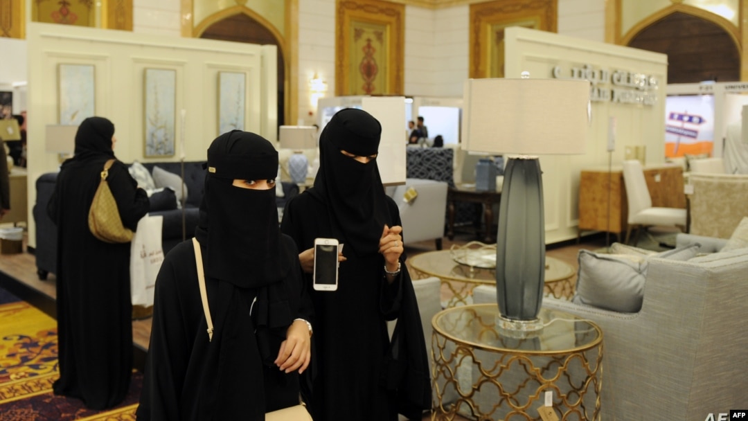 Para perempuan Saudi mengenakan abaya saat berbelanja di Jeddah (foto: ilustrasi). Sebuah laporan menyatakan kota Jeddah membuka sebuah klub malam. 