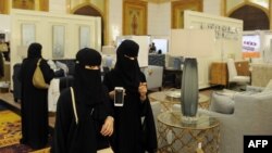 Para perempuan Saudi mengenakan abaya saat berbelanja di Jeddah (foto: ilustrasi). Sebuah laporan menyatakan kota Jeddah membuka sebuah klub malam. 