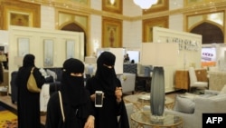 Wanita Saudi wajib mengenakan abaya atau pun gaun longgar, di luar pakaian mereka di Jeddah, Arab Saudi, 8 November 2017. (Foto: AFP)