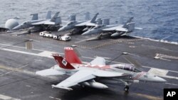 Máy bay phản lực F/A-18 Super Hornet của Hải quân Hoa Kỳ hạ cánh trên tàu sân bay chạy bằng năng lượng hạt nhân USS George Washington