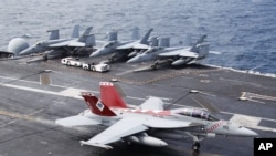 2012年6月24日美国和韩国在黄海联合军事演习: 美国航母“乔治·华盛顿”号甲板