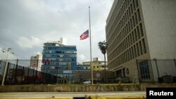 Hasta ahora, el gobierno estadounidense ha descrito a las 21 víctimas como personal de la embajada o “miembros de la comunidad diplomática”, términos que suelen describir a diplomáticos y sus familias.