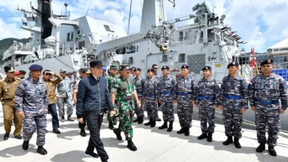 Presiden Joko Widodo (tengah) saat meninjau KRI Usman Harun di Pelabuhan Selat Lampa, Kepulauan Natuna, 8 Januari 2020. (Foto: dok).