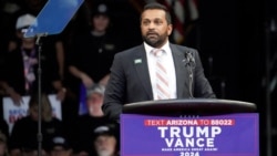 Kash Patel, mantan kepala staf menteri pertahanan, berbicara saat Donald Trump menggelar rapat kampanye di Prescott Valley, Arizona, 13 Oktober 2024. (Foto: Reuters)