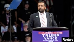 Kash Patel, mantan kepala staf menteri pertahanan, berbicara saat Donald Trump menggelar rapat kampanye di Prescott Valley, Arizona, 13 Oktober 2024. (Foto: Reuters)