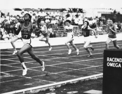 지난 1960년 로마 하계 올림픽 100m 달리기 준결승전에서 선두로 달리고 있는 윌마 루돌프.