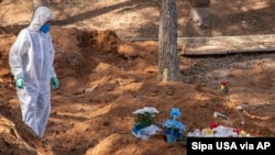 Burial of a victim of Covid-19 at Cemitério São Luis, south zone of São Paulo, Brazil, June 23, 2020.
