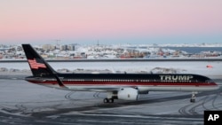 Un avión que transporta a Donald Trump Jr. aterriza en Nuuk, Groenlandia, el martes 7 de enero de 2025. (Emil Stach/Ritzau Scanpix vía AP)