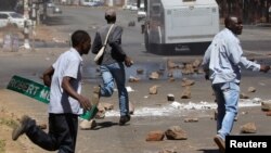 Pendukung partai oposisi bentrok dengan polisi (26/8). Harare, Zimbabwe (foto: REUTERS/Philimon Bulawayo)