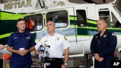 El jefe del Rescate Aéreo de Miami-Dade, Antonio Hernández, habla con los reporteros sobre la llegada a Estados Unidos de inmigrantes cubanos a bordo de balsas.