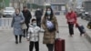 Sejumlah warga berjalan di salah satu area di Beijing, China, pada 17 Januari 2024. Data resmi terbaru menunjukkan populasi China menurun cepat selama 2023. (Foto: AFP/Pedro Pardo)