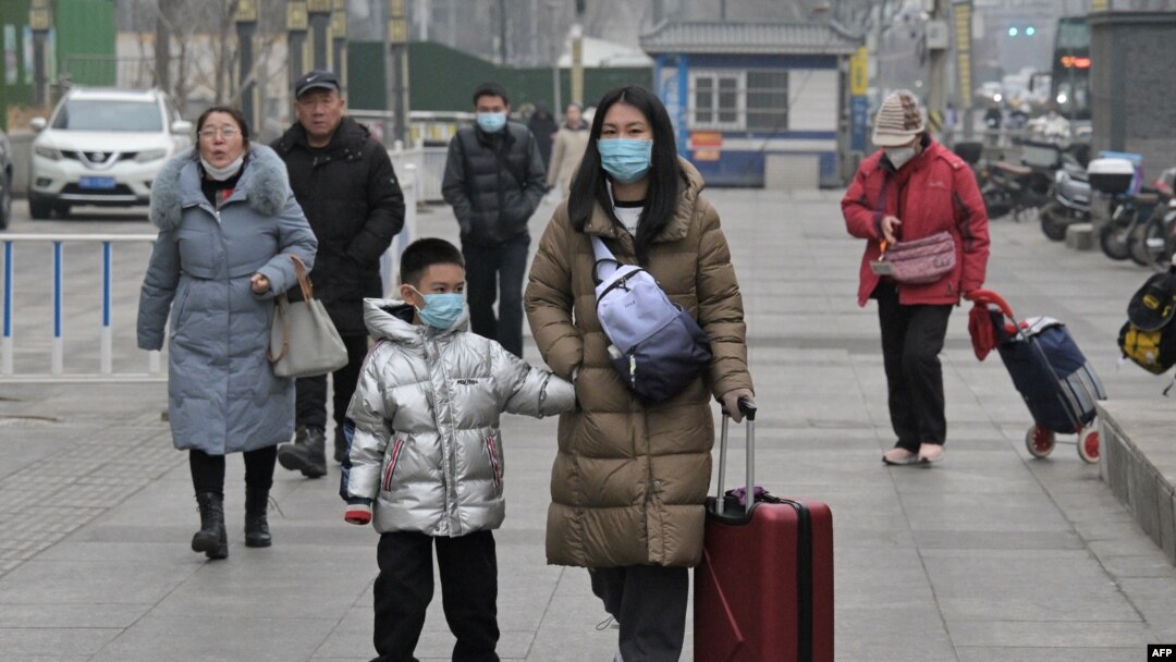 Sejumlah warga berjalan di salah satu area di Beijing, China, pada 17 Januari 2024. Data resmi terbaru menunjukkan populasi China menurun cepat selama 2023. (Foto: AFP/Pedro Pardo)