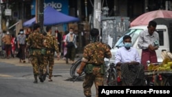 Para tentara Myanmar berjalan di pusat kota Yangon mencari para pengunjuk rasa yang berpartisipasi dalam demonstrasi menentang kudeta militer pada 6 Mei 2021. (Foto: AFP/STR)