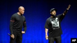 Los fundadores del grupo gangsta rap, N.W.A. Dr. Dre, left, and Ice Cube, serán ingresados al Salón de la Fama del Rock and Roll el 8 de abril de 2016.