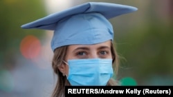 Studentkinja Kolumbija univerziteta uoči ceremonije uručenja diploma klasi studenata 2020. (Foto: REUTERS/Andrew Kelly)