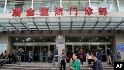  Orang-orang berjalan melewati pintu masuk Rumah Sakit Ruijin, 25 Oktober 2018, di Shanghai sebagai ilustrasi. (Foto: AP)