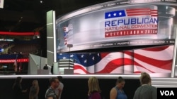 Last-minute preparations by journalists and convention workers are underway at Quicken Arena before the start of the Republican National Convention in Cleveland, Ohio, July 17, 2016. The convention begins Monday. (M. Bush/VOA)