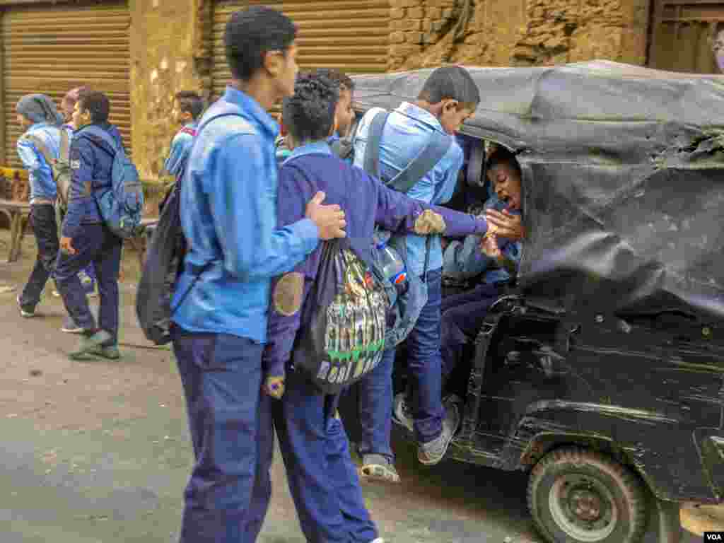 School students are hustling to get into a toktok. After many toktok&#39; accidents raised the passengers&#39; mortality, many Egyptians started to re-think riding toktoks. The majority of toktok drivers are very young to drive. (H. Elrasam/VOA)