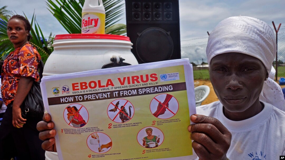 Seorang perempuan Liberia memegang pamflet mengenai panduan bagaimana mencegah Ebola dari penyebarannya di kota Monrovia, Liberia. 