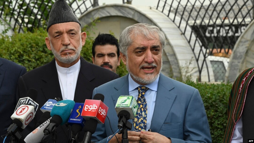 قومی مفاہمتی کمیشن کے سابق سربراہ عبداللہ عبداللہ اور سابق صدر حامد کرزئی۔16 جولائی، 2021ء (فائل فوٹو)