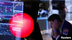 Seorang pialang mengamati pergerakan saham di New York Stock Exchange di Wall Street, New York (foto: ilustrasi). 