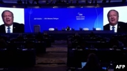 Secretário de estado americano, Mike Pompeo, discursa virtualmente na conferência Manama Dialogue sobre segurança reg em Manama, Bahrein, 4 Dez. 2020 (foto tirada de video do Dep. Estado)