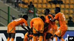 Les joueurs ivoiriens célèbrent leur but contre le Burkina Faso lors de la CAN 2012 à Malabo