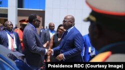 Le président Félix Tshisekedi, à droite, accompagné de son épouse salue son homologue namibien Hage Geingob, à Windhoek, Namibie, le 27 février 2019. (Présidence RDC)