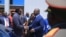 Le président Félix Tshisekedi, à droite, accompagné de son épouse salue son homologue namibien Hage Geingob, à Windhoek, Namibie, le 27 février 2019. (Présidence RDC)