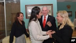 Наама Иссахар и ее мать Яффа встречаются с премьер-министром Израиля Биньямином Нетаньяху и его женой Сарой в Москве, Россия, 30 января 2020