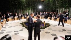 아시아태평양경제협력체(APEC) 정상회의에 참석해 악수를 나누는 미-러 양국 정상