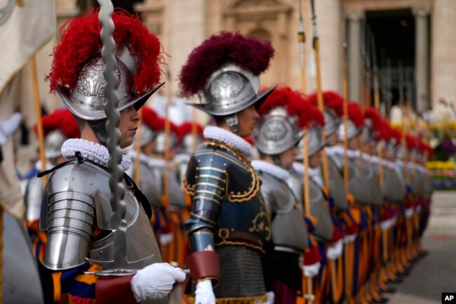 Pengawal Swiss Vatikan tiba di Lapangan Santo Petrus di Vatikan tempat Paus Fransiskus akan merayakan misa Minggu Paskah, Minggu, 31 Maret 2024.. (Foto: AP)