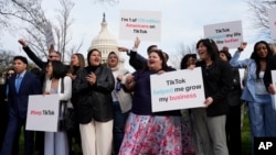 Usuarios de TikTok se reúnen en el Capitolio en Washington, mientras la Cámara de Representantes aprueba un proyecto de ley que llevaría a una prohibición nacional de la popular aplicación de video si su propietario con sede en China no vende, el miércoles 13 de marzo de 2024.