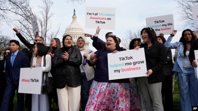 Usuarios de TikTok se reúnen en el Capitolio en Washington, mientras la Cámara de Representantes aprueba un proyecto de ley que llevaría a una prohibición nacional de la popular aplicación de video si su propietario con sede en China no vende, el miércoles 13 de marzo de 2024.