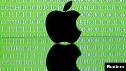 Logo 3 Dimensi Apple di depan kode siber dalam sebuah foto ilustrasi. (Foto:Dok)