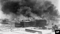 Fotografija dima iznad Tulse tokom rasnog maskra 1921. godine (Foto: AP/Library of Congress/Alvin C. Krupnick Co.)