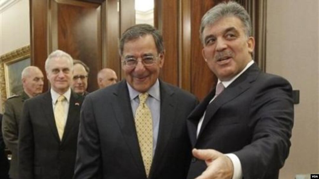 Presiden Turki Abdullah Gul (kanan) menyambut Menhan AS Leon Panetta sebelum pembicaraan di Ankara (16/12).