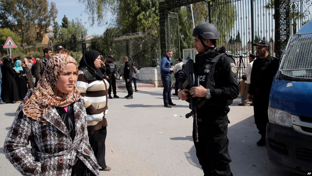 Polisi Tunisia menjaga ketat museum nasional Bardo di Tunis, Kamis (19/3).