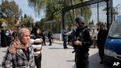 Cảnh sát Tunisia canh gác trước viện bảo tàng Bardo ở Tunis.