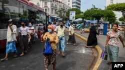 ရန်ကုန်မြို့ရှိ ဘတ်စ်ကားဂိတ်တခုတွင် တွေ့ရတဲ့ လူတချို့ (မေ ၁၄၊ ၂၀၂၀)