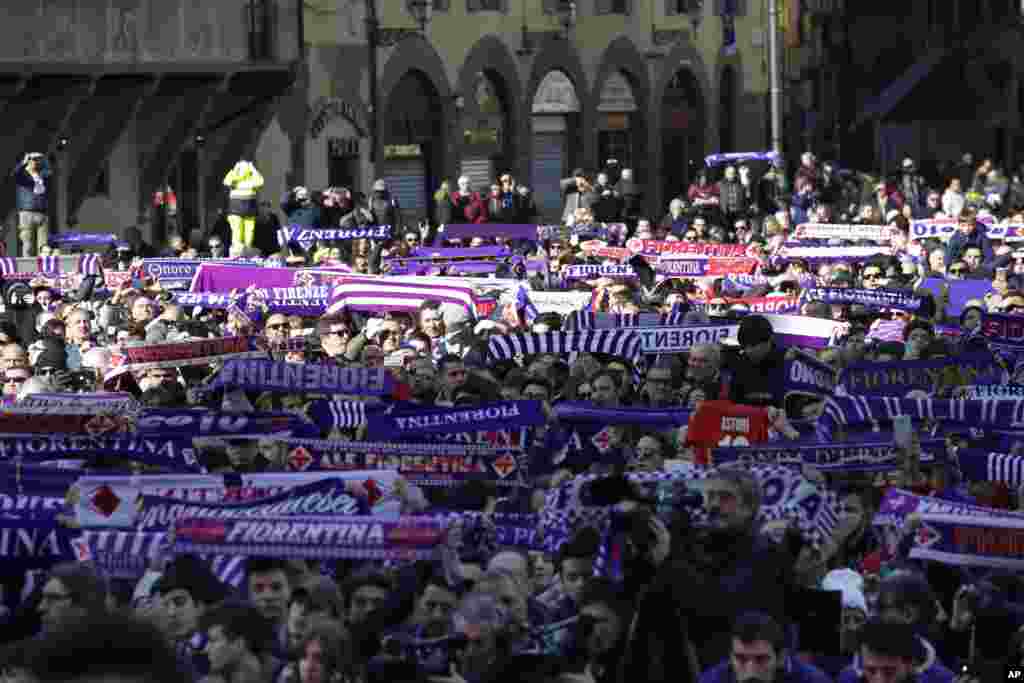 Magoya bayan kungiyar Fiorentina a wurin addu&#39;ar jana&#39;izar Davide Astori a Florence, Italiya, Alhamis 8 Maris 2018. An tsinci gawar kyaftin din na Fiorentina a dakinsa na hotel din da suka sauka don wasa da Udinese, kuma ana jin cewa zuciyarsa ce ta daina bugawa. (AP Photo/Alessandra Tarantino)