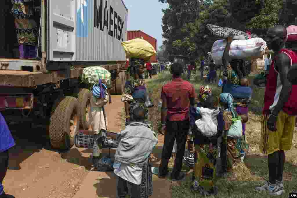 Warga mengungsi dari Bangui menuju Kamerun lewat jalan darat (22/2). Sekitar 28 ribu orang mengungsi dari Republik Afrika Tengah ke negara tetangga Kamerun sejak awal Februari. (AFP/Fred Dufour)