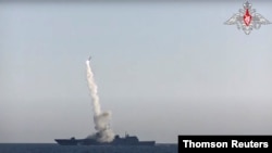 러시아는 국방부는 19일 백해에 있는 그로쉬코프원수 프리깃함에서 '치르콘' 극초음속 크루즈 미사일을 성공적으로 발사했다며 사진을 공개했다.