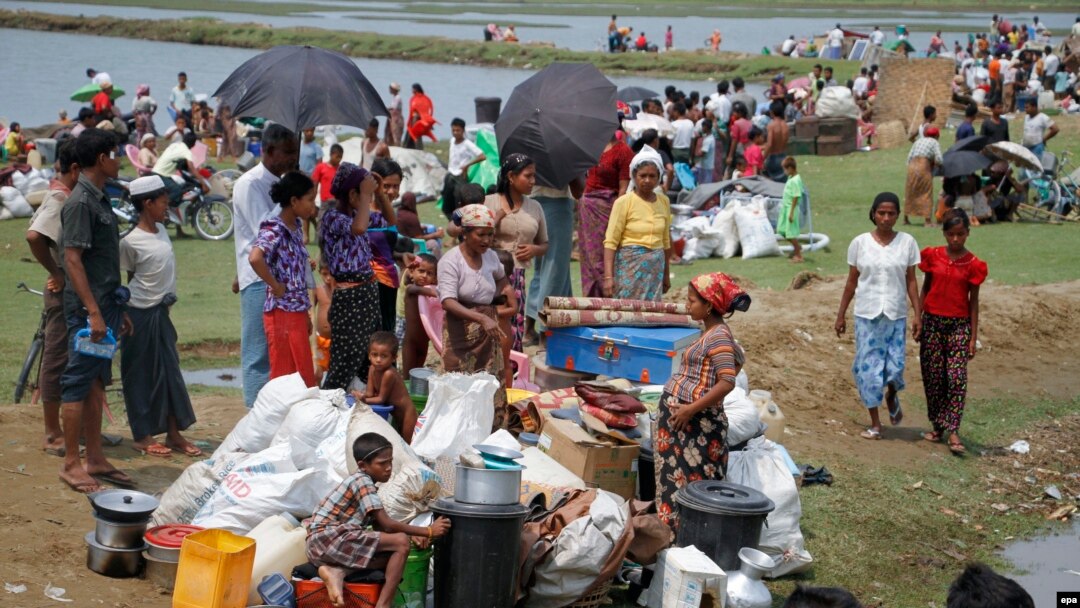 Warga Rohingnya berkumpul di dekat barang-barang mereka saat terjadi musibah kebakaran di Baw Du Ba, kamp pengungsi untuk warga Rohingnya dekat Sittwe, Rakhine, Myanmar barat, 3 Mei 2016. (Foto: dok).