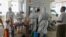 ရန်ကုန်မြို့ လှိုင်တက္ကသိုလ်ရှိ Quarantine စင်တာတခုမှာ COVID 19 ရှိ၊ မရှိ စစ်ဆေးဖို့ swap နမူနာယူနေတဲ့ ကျန်းမာရေးဝန်ထမ်းတချို့။ (ဇူလိုင် ၁၆၊ ၂၀၂၀)
