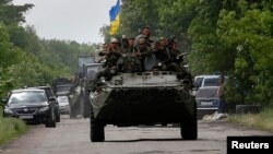 Tentara Ukraina melakukan patroli di Volnovakha, selatan Donetsk, Ukraina timur (22/5). 