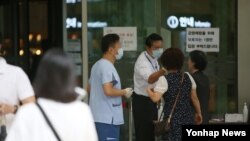 한국 정부가 28일 대국민 메시지를 발표해 사실상 메르스 종식을 선언할 것으로 알려진 가운데 27일 일원동 삼성서울병원에서 관계자들이 방문객들을 대상으로 발열검사를 하고 있다.